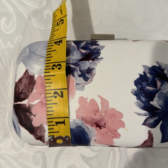 🎉HP🎉Lulu Thownsend Small Floral Bag - Picture 8 of 10